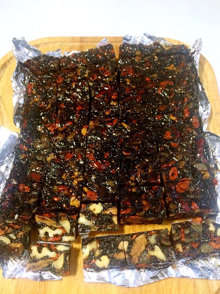 阿胶养颜糕,从冰箱中取出,切片。