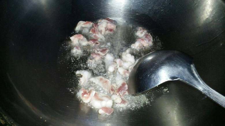 西芹炒肉丝,放入少量油,加热放入肉丝翻炒再放入料酒翻炒变色