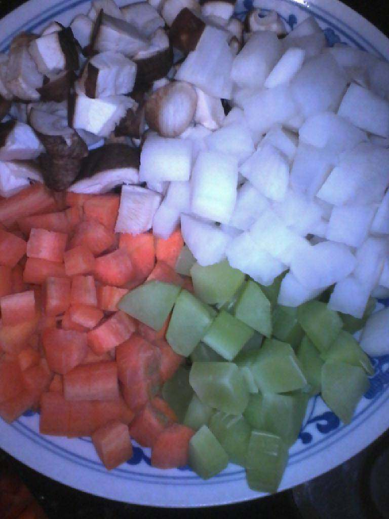 排骨素菜粥,把<a style='color:red;display:inline-block;' href='/shicai/ 25'>胡萝卜</a>，<a style='color:red;display:inline-block;' href='/shicai/ 124'>莴笋</a>去皮，洗净，切小块备用