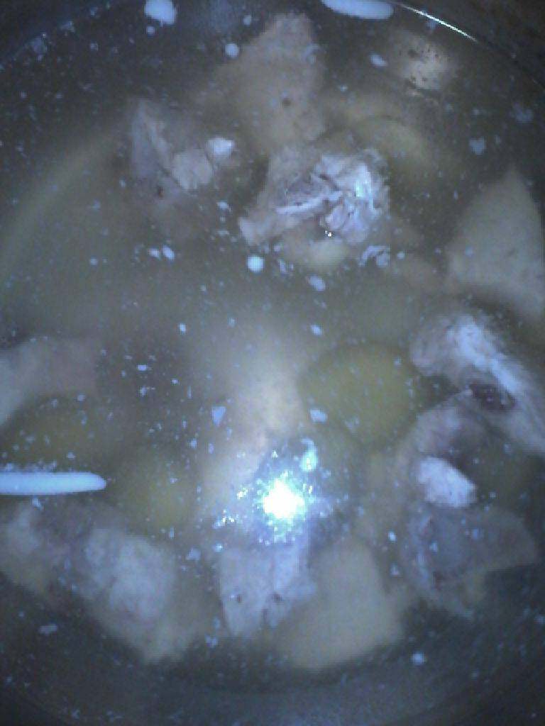 排骨素菜粥,米洗净泡2O分钟备用，猪<a style='color:red;display:inline-block;' href='/shicai/ 434'>排骨</a>洗净挆小块，焯水再洗净，放炒锅煮熟