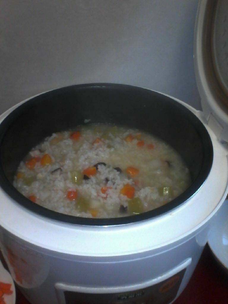 排骨素菜粥,拿电饭锅，把泡好的米，煮熟的排骨，切小块素菜一起放入电饭锅，加水比平时煮粥少许多点点水，按下煮粥健，至自己跳起就好了