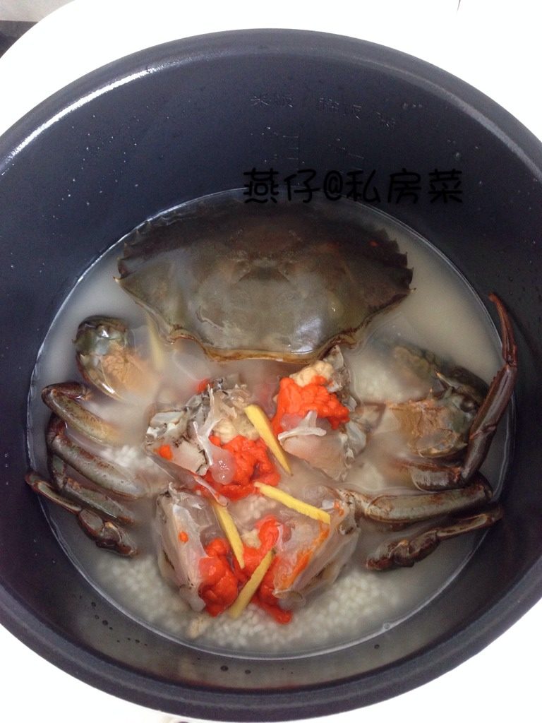 红鲟糯米焖饭,如图<a style='color:red;display:inline-block;' href='/shicai/ 498'>糯米</a>洗净泡水半小时，摆上红鲟，放上姜丝，盖上电饭煲，按煮饭，就可以了。