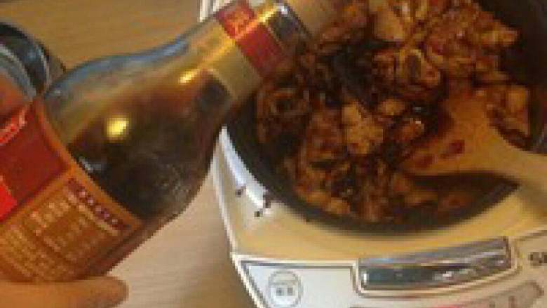 电饭锅版大盘鸡,加生抽适量,老抽调色