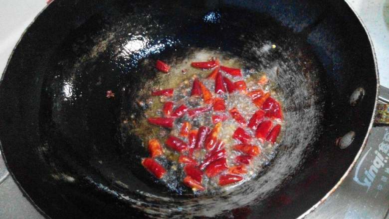 水煮鱼,下入干花椒,干辣椒,