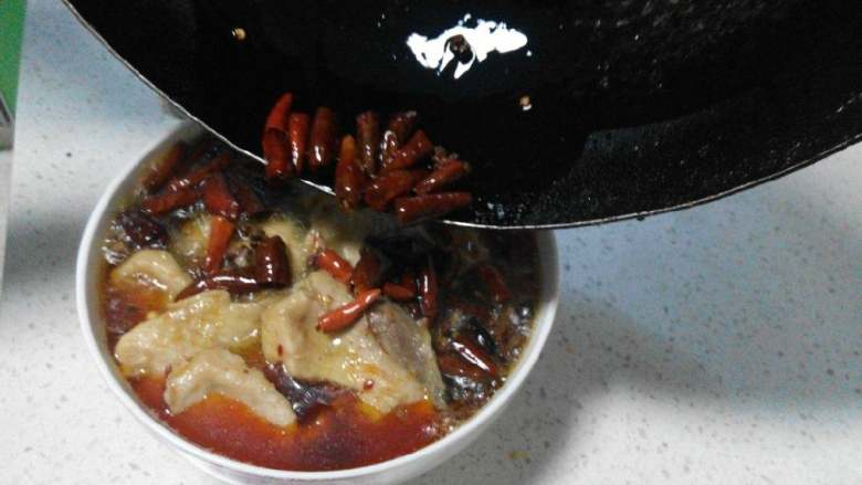 水煮鱼,迅速浇到鱼肉上,