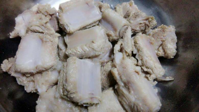 排骨焖饭,捞出排骨用水冲洗干净后沥水备用。