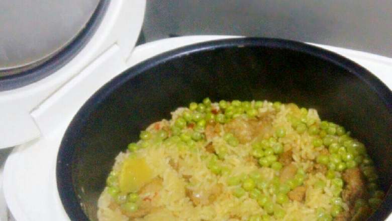 排骨焖饭,饭煮熟后再焖10分钟左右。