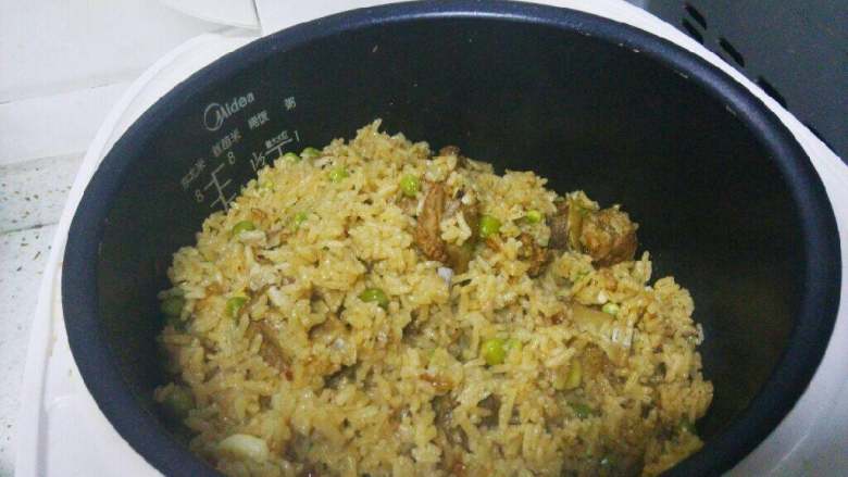 排骨焖饭,打开电饭煲,将饭菜再次搅拌均匀。