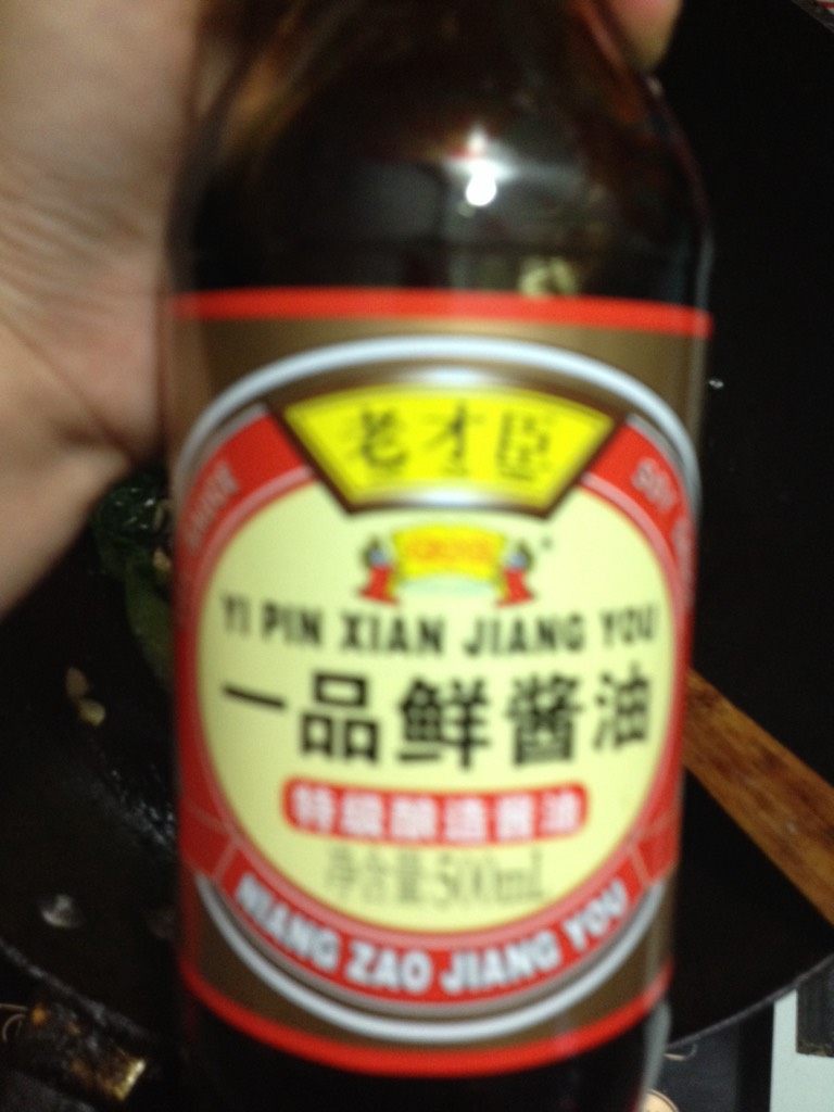 香菇油菜,如图加入酱油提鲜