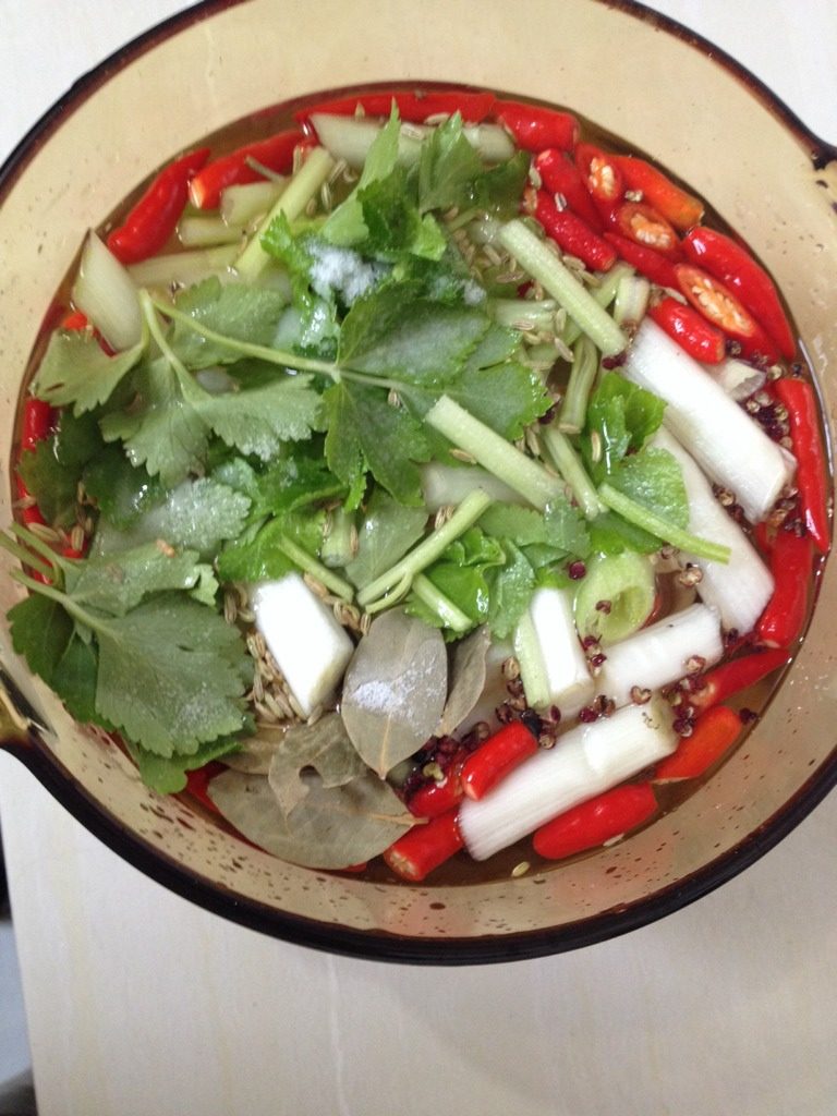 泡鸡爪,将准备的葱姜蒜,大料,芹菜,葱白,小米椒全部倒入锅中,再加入10克盐