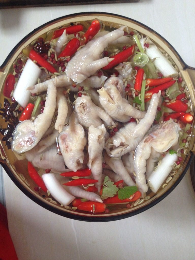 泡鸡爪,放入鸡爪,泡六小时即可食用