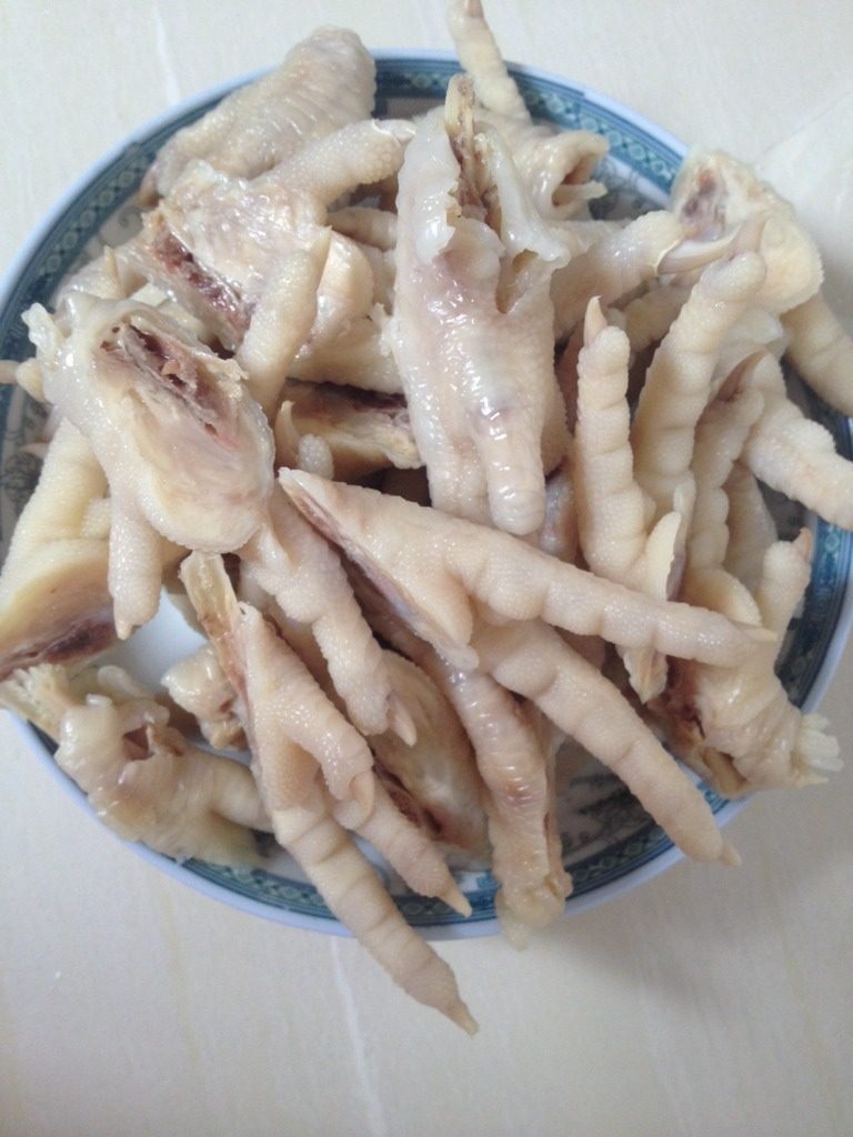 泡鸡爪,<a style='color:red;display:inline-block;' href='/shicai/ 89'>鸡爪</a>洗干净,煮熟,冷却后对半切,备用