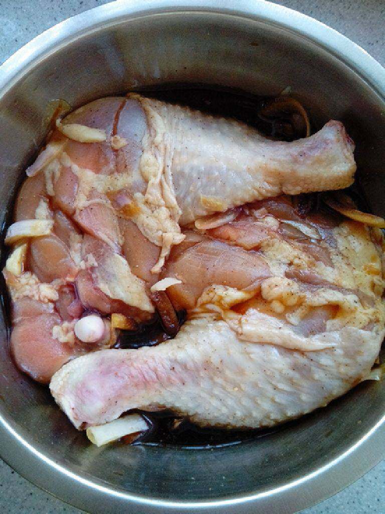 柚香鸡腿,鸡腿洗净,改刀(在鸡腿上面滑几刀即可),加入准备好的调料腌制一晚