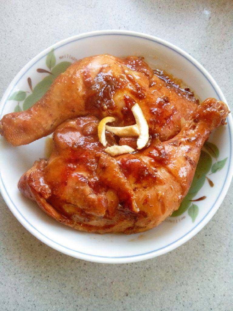 柚香鸡腿,等再次电饭锅跳到保温档时,鸡腿已经熟了,拔下插头,焖在锅里十分钟左右,就可以出锅装盘了。