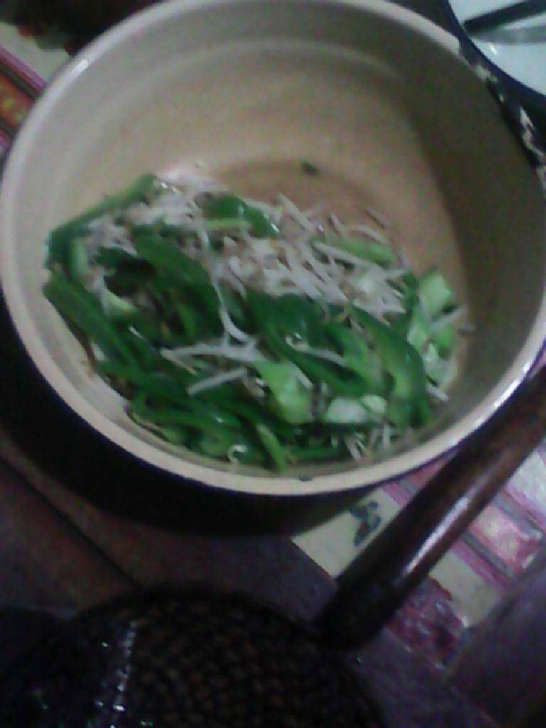 凉拌菜,先把油菜青椒放水里煮一下