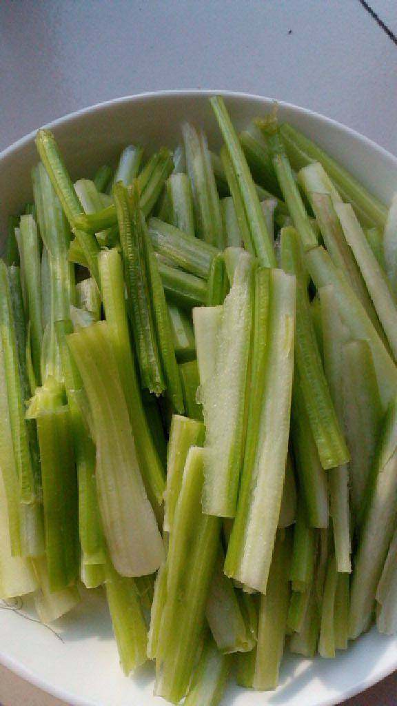 芹菜炒熏干,<a style='color:red;display:inline-block;' href='/shicai/ 125'>芹菜</a>切成长度差不多的粗丝，