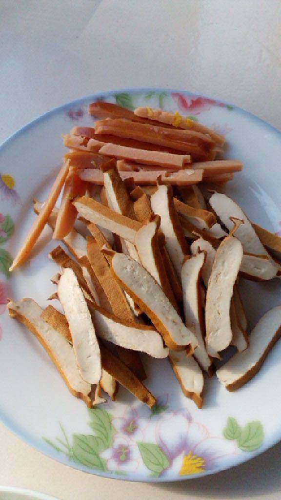 芹菜炒熏干,熏干，<a style='color:red;display:inline-block;' href='/shicai/ 437'>火腿肠</a>一样切成长条。