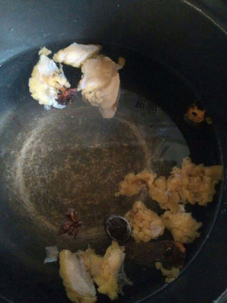 干豆角炖土鸡,电饭煲加水适量放入鸡油,八角草果和姜片