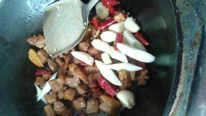 土豆焖牛肉,放入配料翻炒