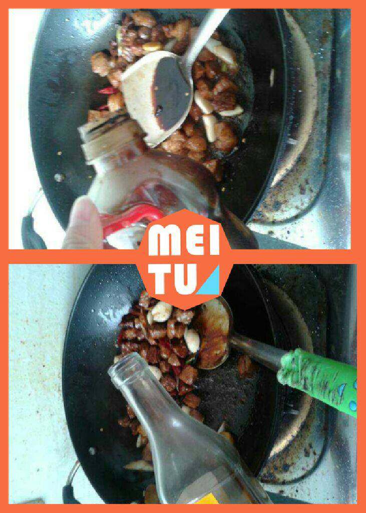 土豆焖牛肉,放上<a style='color:red;display:inline-block;' href='/shicai/ 692'>酱油</a>上色，<a style='color:red;display:inline-block;' href='/shicai/ 718'>料酒</a>去腥味。