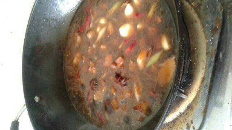 土豆焖牛肉,放水没过牛肉开始炖肉烂。