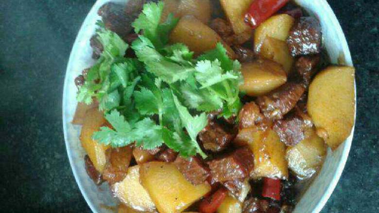 土豆焖牛肉,出锅撒上<a style='color:red;display:inline-block;' href='/shicai/ 131'>香菜</a>。