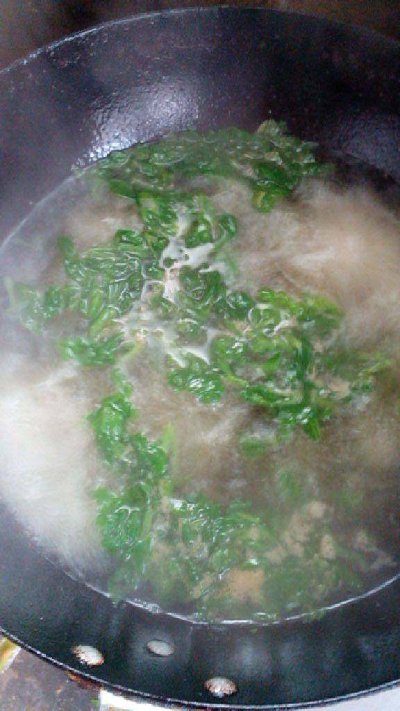 芹菜叶蛋汤,锅热加少许油，葱花炝锅，添热水烧开。放芹菜叶，