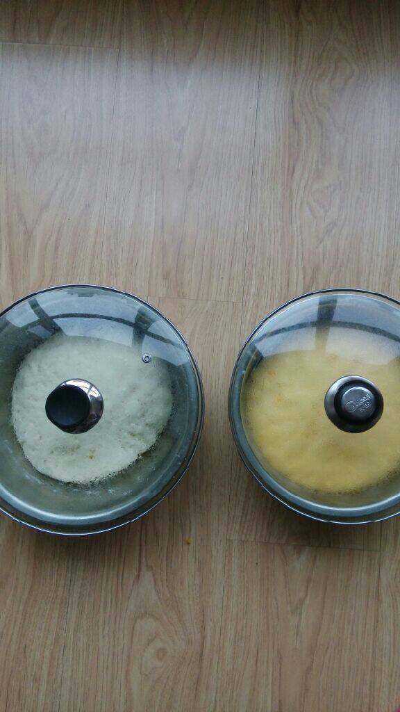 双色馒头花卷,当面团发至两倍大,我们就开始揉面