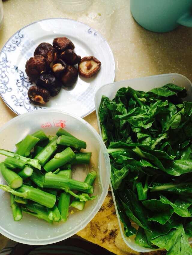 姜丝香菇炒芥蓝,将<a style='color:red;display:inline-block;' href='/shicai/ 230'>香菇</a>泡开后切丝，<a style='color:red;display:inline-block;' href='/shicai/ 139'>芥蓝</a>洗净备用，姜切丝。