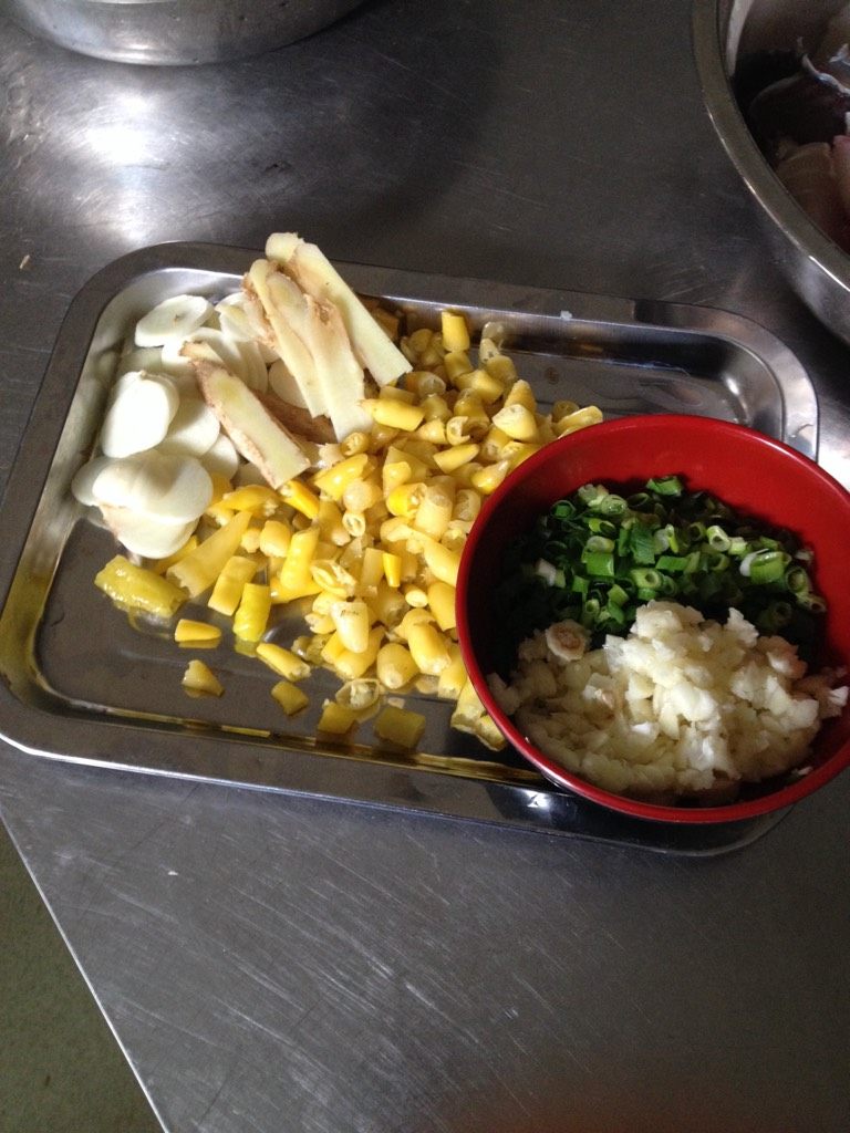 私房酸菜鱼,酸菜片成片、<a style='color:red;display:inline-block;' href='/shicai/ 821'>野山椒</a>切成节待用