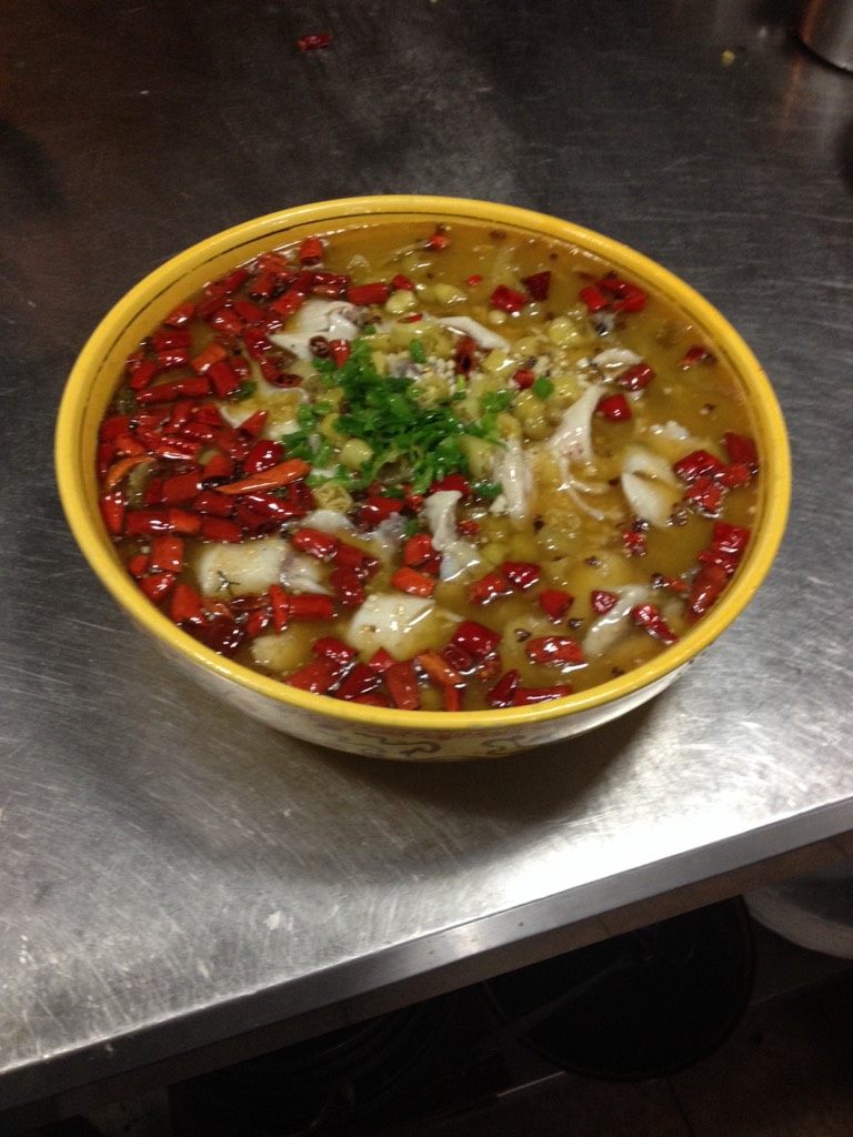 私房酸菜鱼,锅内放入色拉油、猪油,4成热后放入<a style='color:red;display:inline-block;' href='/shicai/ 6559'>蒜蓉</a>、干辣椒、花椒炝香后倒在鱼片上撒上葱花即可