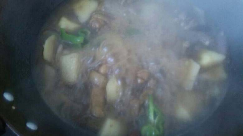 ≈土豆焖鸡翅根≈,汤汁快收紧的时候加入洋葱,青椒翻炒即可