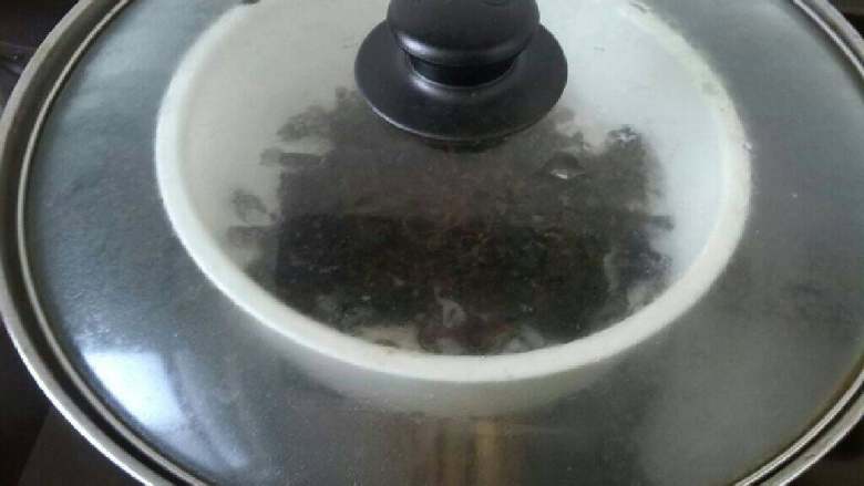 ≈干煸豆角梅菜烧回锅肉≈,梅干菜泡发好，上锅蒸