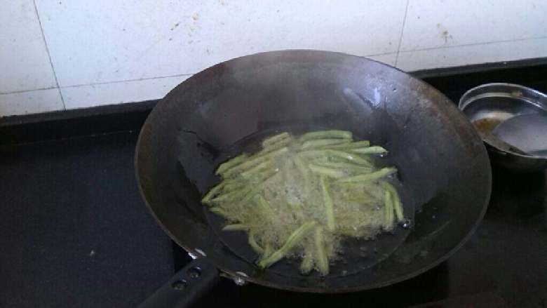 ≈干煸豆角梅菜烧回锅肉≈,<a style='color:red;display:inline-block;' href='/shicai/ 3639'>豆角</a>洗净沥干水分，入锅干煸