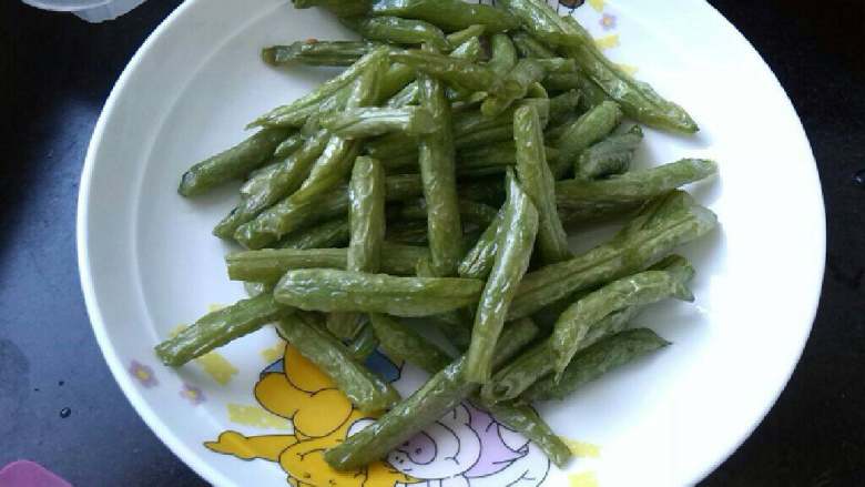 ≈干煸豆角梅菜烧回锅肉≈,接着加入煸好的豆角翻炒
