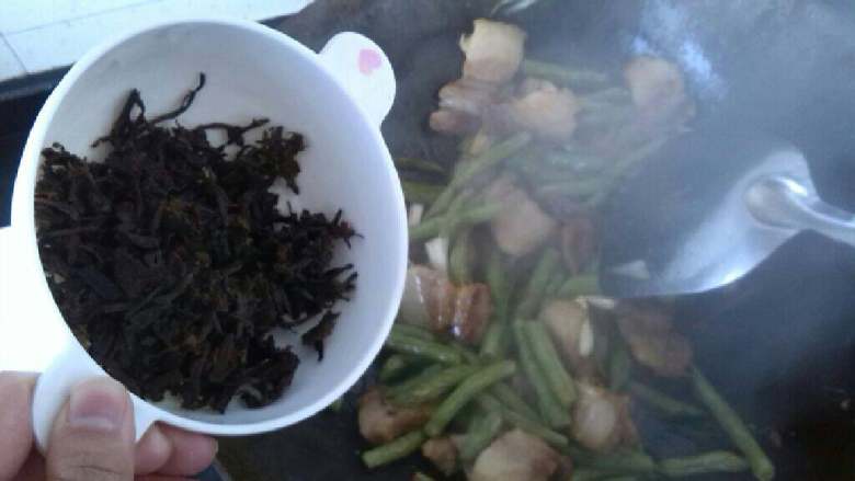 ≈干煸豆角梅菜烧回锅肉≈,加入梅干菜翻炒，再调入盐，生抽，白糖即可