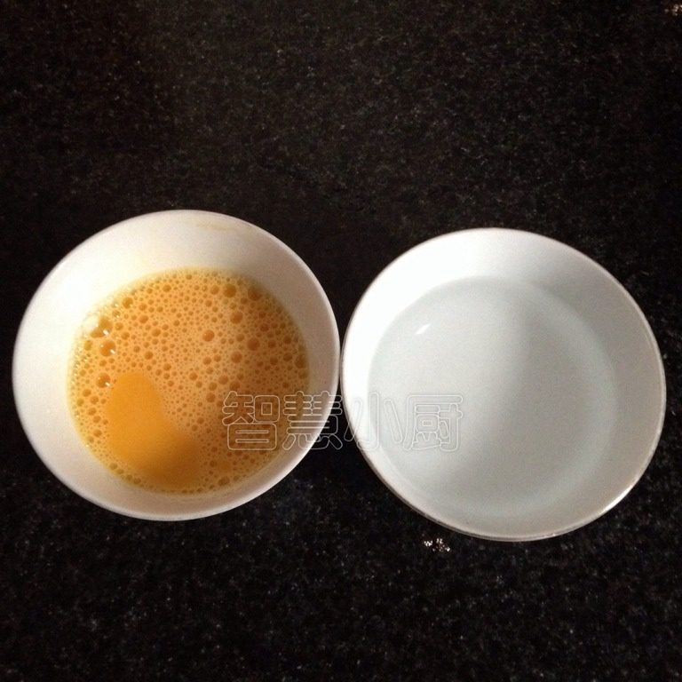 电饭锅蒸鸡蛋羹,蛋液里加入同量的凉开水搅拌均匀