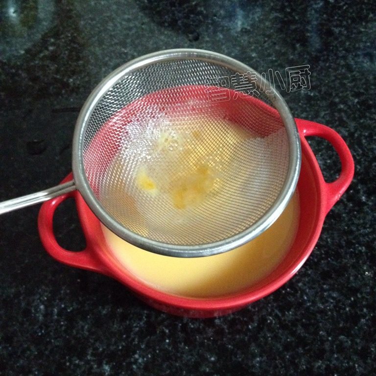 电饭锅蒸鸡蛋羹,用滤网把蛋液过滤一次