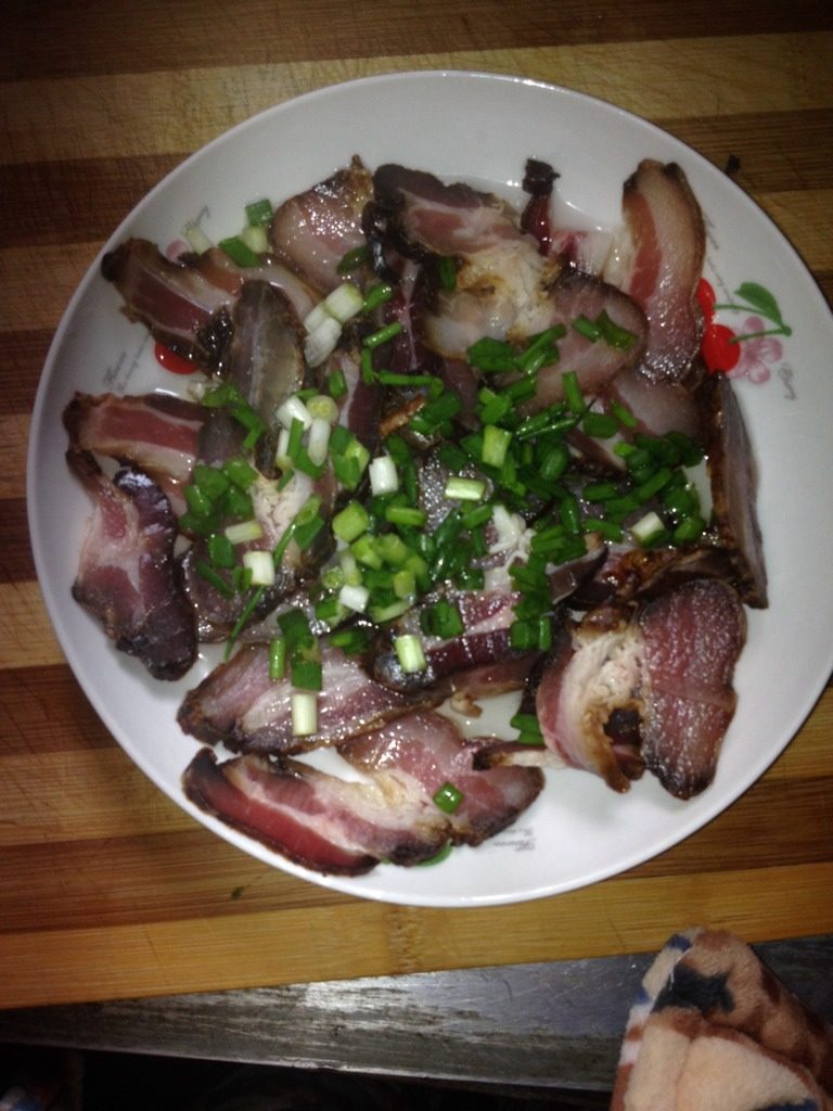 电饭锅版蒸酱肉,把酱肉装盘，撒上葱花，并调入少量<a style='color:red;display:inline-block;' href='/shicai/ 894'>黄酒</a>和清水