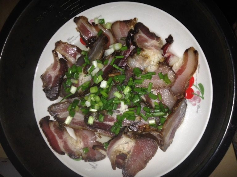电饭锅版蒸酱肉,将盘子放入电饭煲中，按下蒸饭键，饭熟即可（我是在米饭上蒸的）