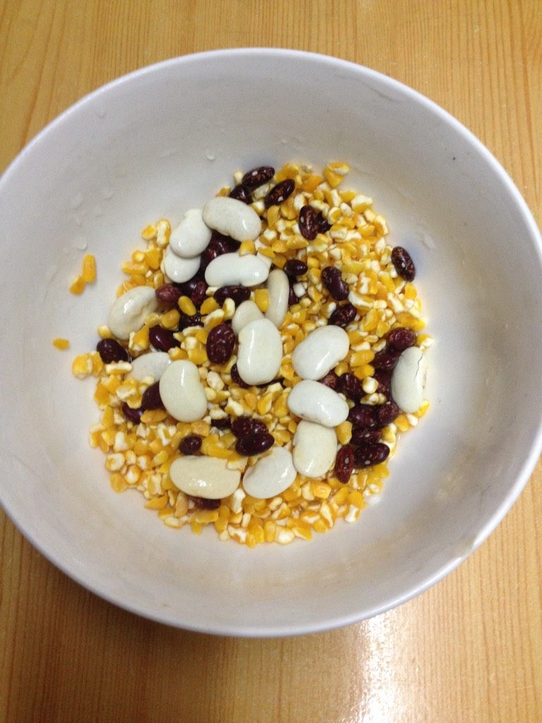 东北玉米豆粥,如图所需要的食材,