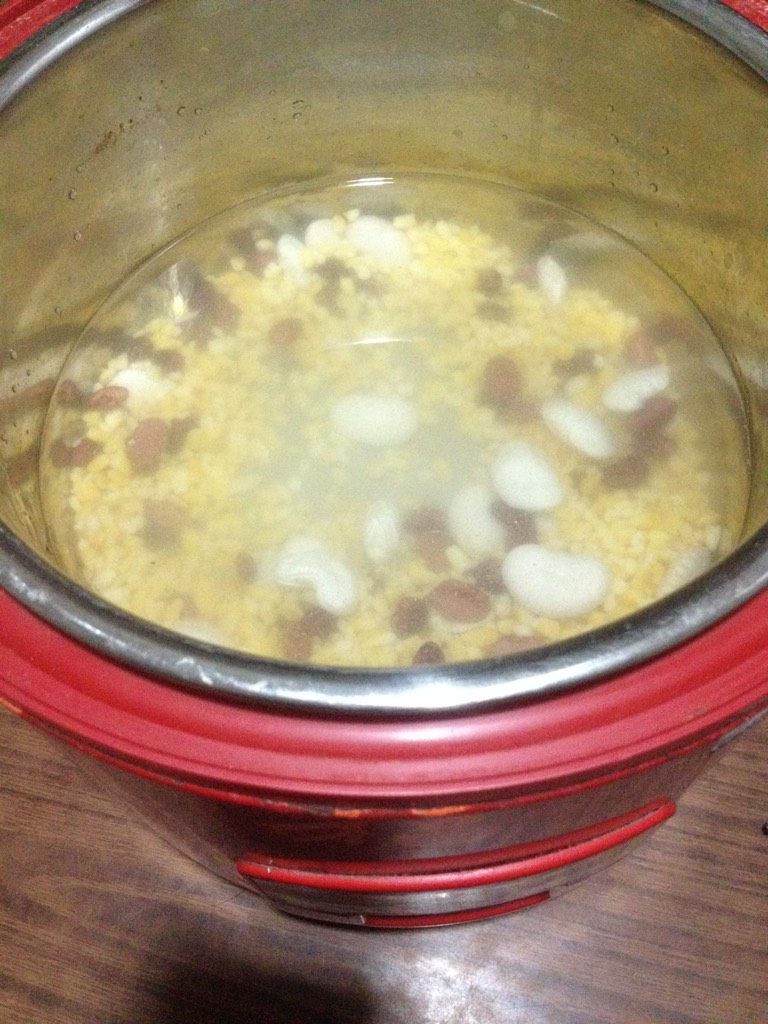 东北玉米豆粥,如图放入电饭锅,安好键