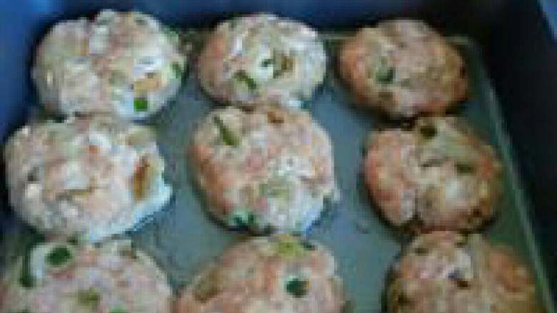 榨菜肉饼---乌江榨菜的做法,锅坐油,小火,把肉末搓成肉球,再按扁入锅煎制。