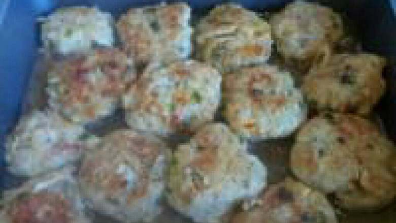 榨菜肉饼---乌江榨菜的做法,两面煎至金黄后,加入适量开水,略煮一会,出锅时可用适量生粉打个芡汁,即可上桌。