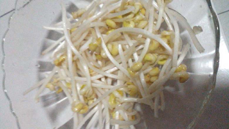 彩蔬黄金卷,豆芽摘根,洗净,