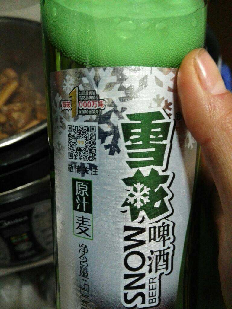 鸡公煲,炒匀后加入一瓶啤酒