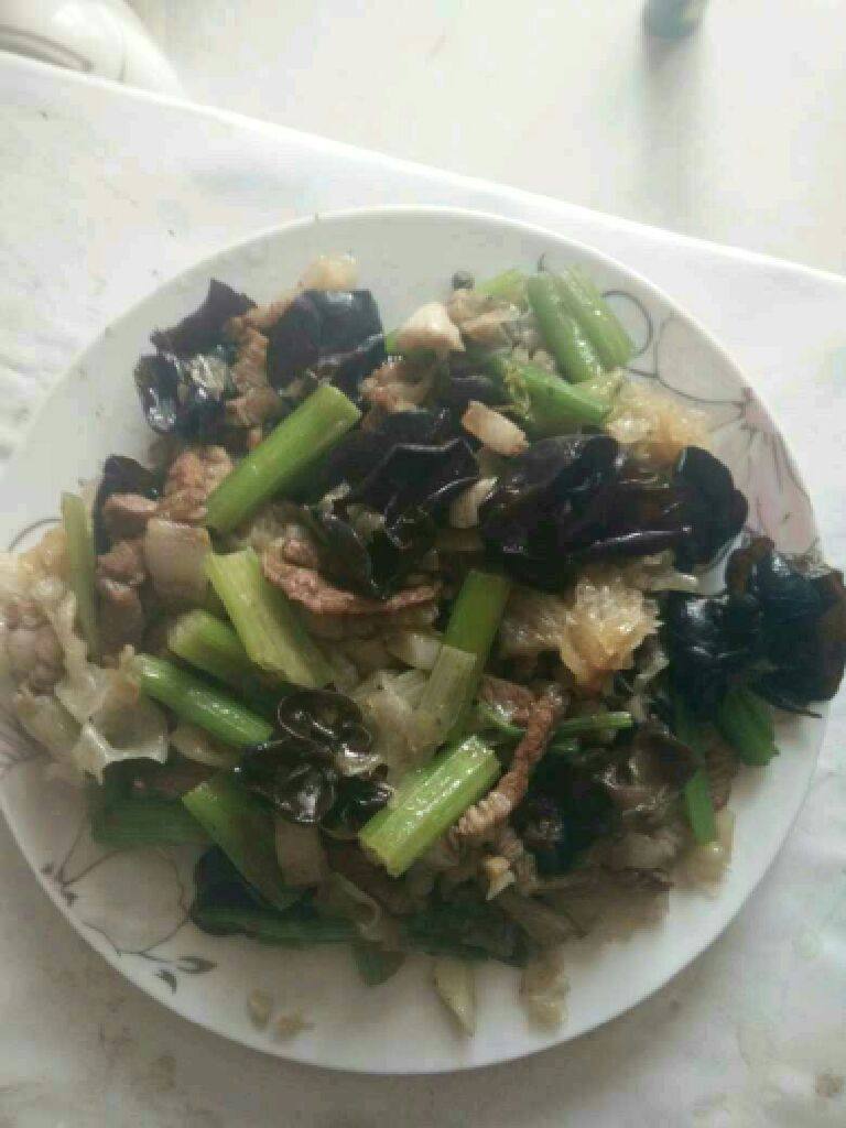 芹菜肉丝炒双耳