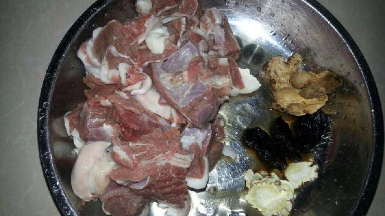 羊肉汤,<a style='color:red;display:inline-block;' href='/shicai/ 329'>羊肉</a>切好