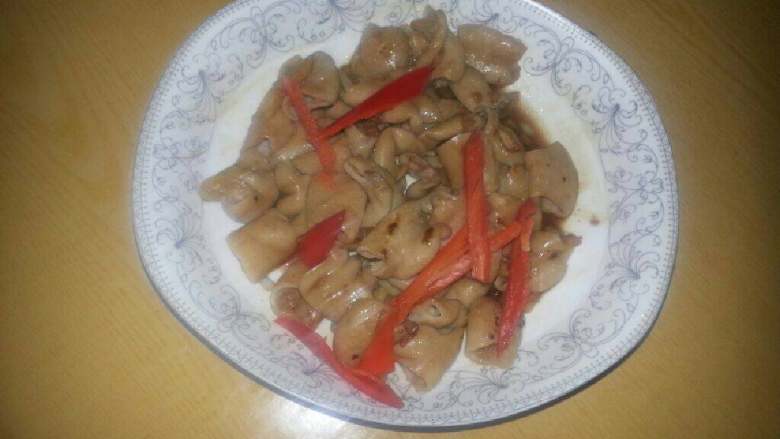 溜肥肠,起油锅，爆香姜蒜辣椒，加入肥肠翻炒，调入少许酱油蚝油盐，翻匀即可