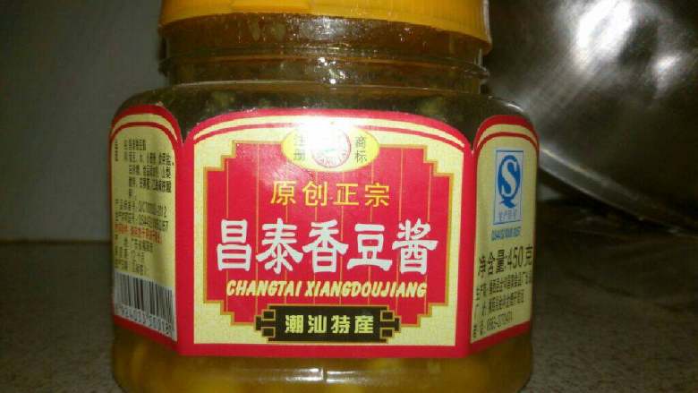 快炒猪肝,腌猪肝和肉:姜丝，盐和<a style='color:red;display:inline-block;' href='/shicai/ 3729'>白糖</a>一点点，<a style='color:red;display:inline-block;' href='/shicai/ 692'>酱油</a>一小勺，<a style='color:red;display:inline-block;' href='/shicai/ 9144'>豆酱</a>两勺(<a style='color:red;display:inline-block;' href='/shicai/ 9144'>豆酱</a>如图示)后，拌匀，腌制20分钟入味